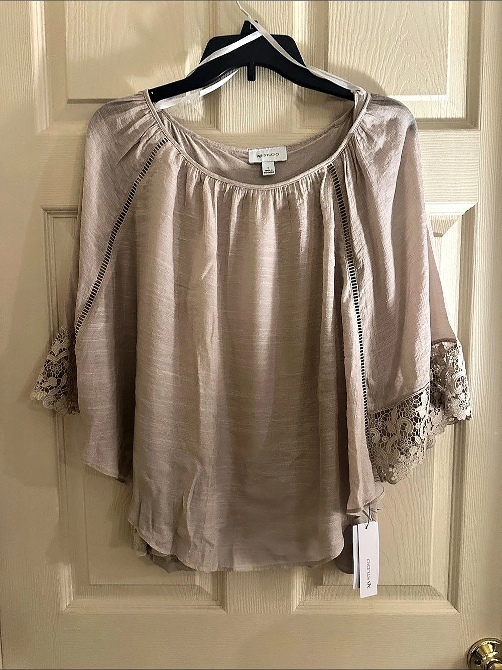 AB Studio Lace Cape Sleeve blouse in Beige Size Large. NWT